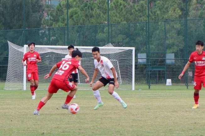 宋文杰右路传中，林创益包抄破门，海牛1-0泰山