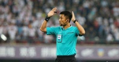 这球真没法踢了，主裁判都亲自上阵了，马宁这是带着任务来的