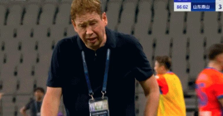 足球报谈斯卢茨基下课：一条道走到黑，那就是刚愎自用了