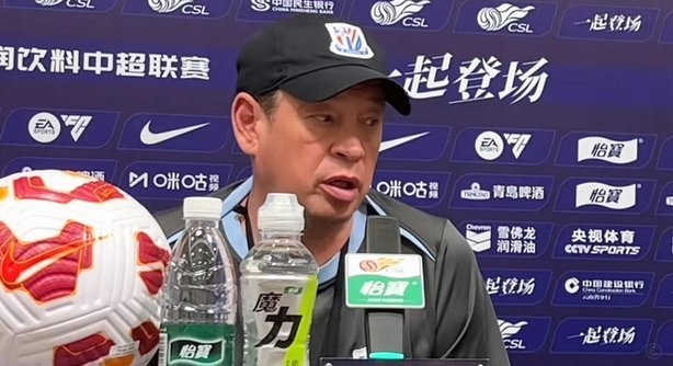 足球报谈斯卢茨基下课：一条道走到黑，那就是刚愎自用了