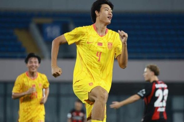 17岁小将赵松源替补登场 成国足新纪录创造者